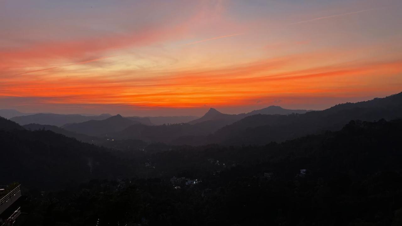 The Panoramic Getaway Hotel Munnar Exterior foto Sunset over the Santa Monica Mountains