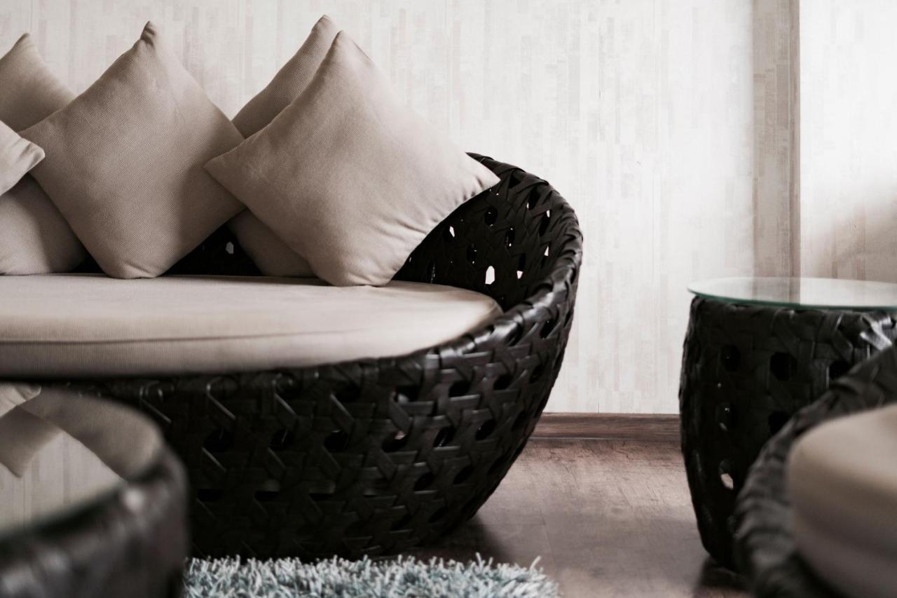 The Panoramic Getaway Hotel Munnar Exterior foto A rattan chair