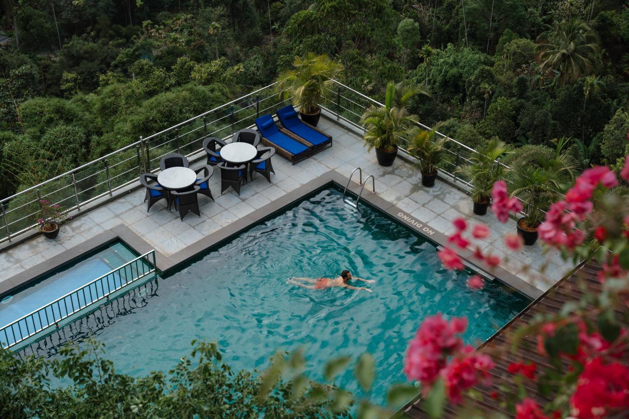 The Panoramic Getaway Hotel Munnar Exterior foto The swimming pool at the hotel