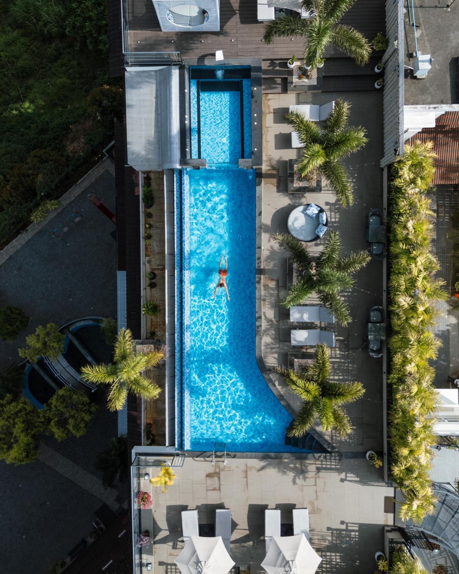 The Panoramic Getaway Hotel Munnar Exterior foto Aerial view of the pool