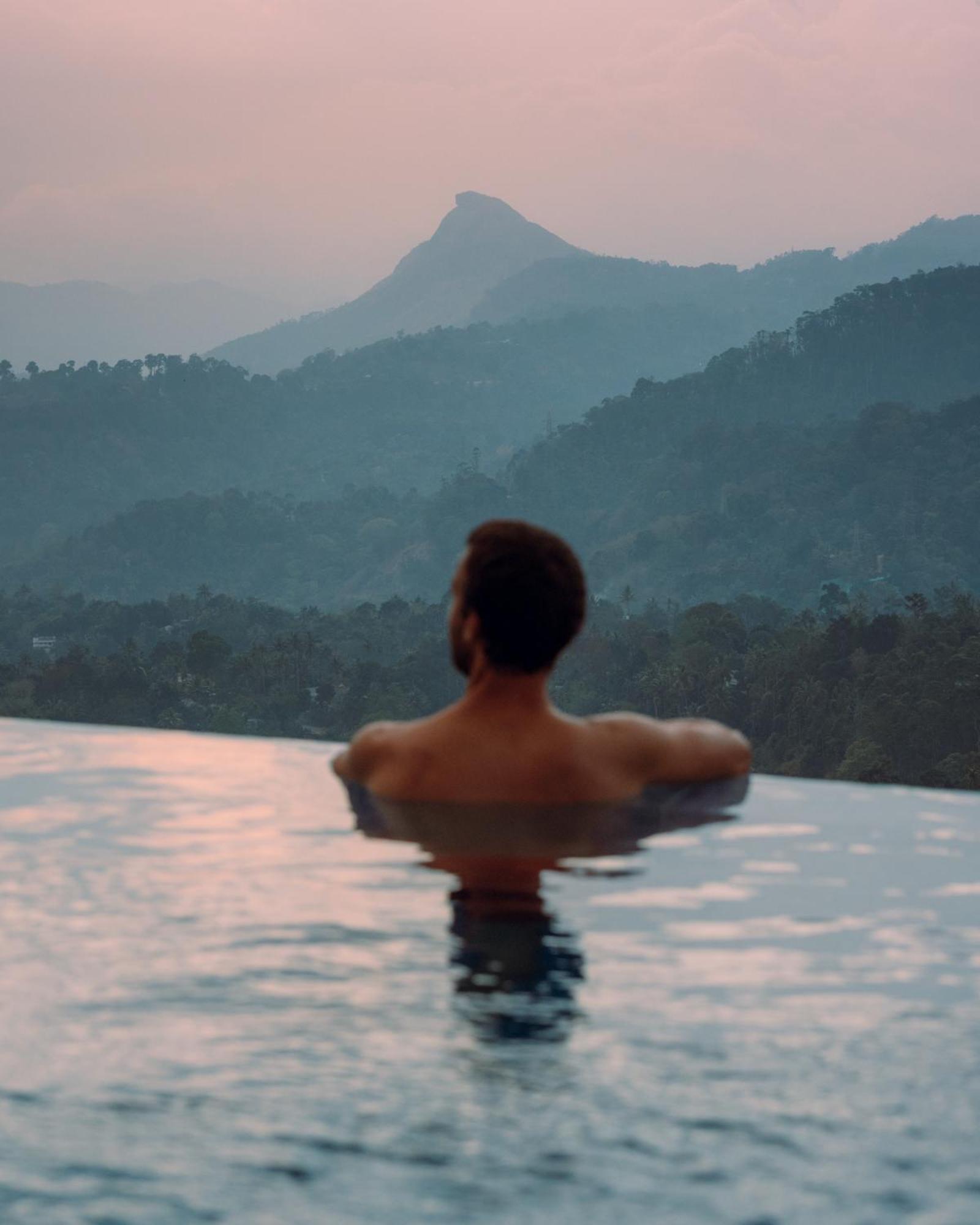 The Panoramic Getaway Hotel Munnar Exterior foto A man in a swimming pool