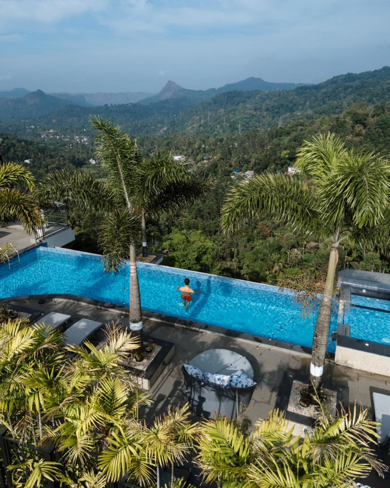 The Panoramic Getaway Hotel Munnar Exterior foto Infinity pool at the Le Méridien, Phuket Resort & Spa